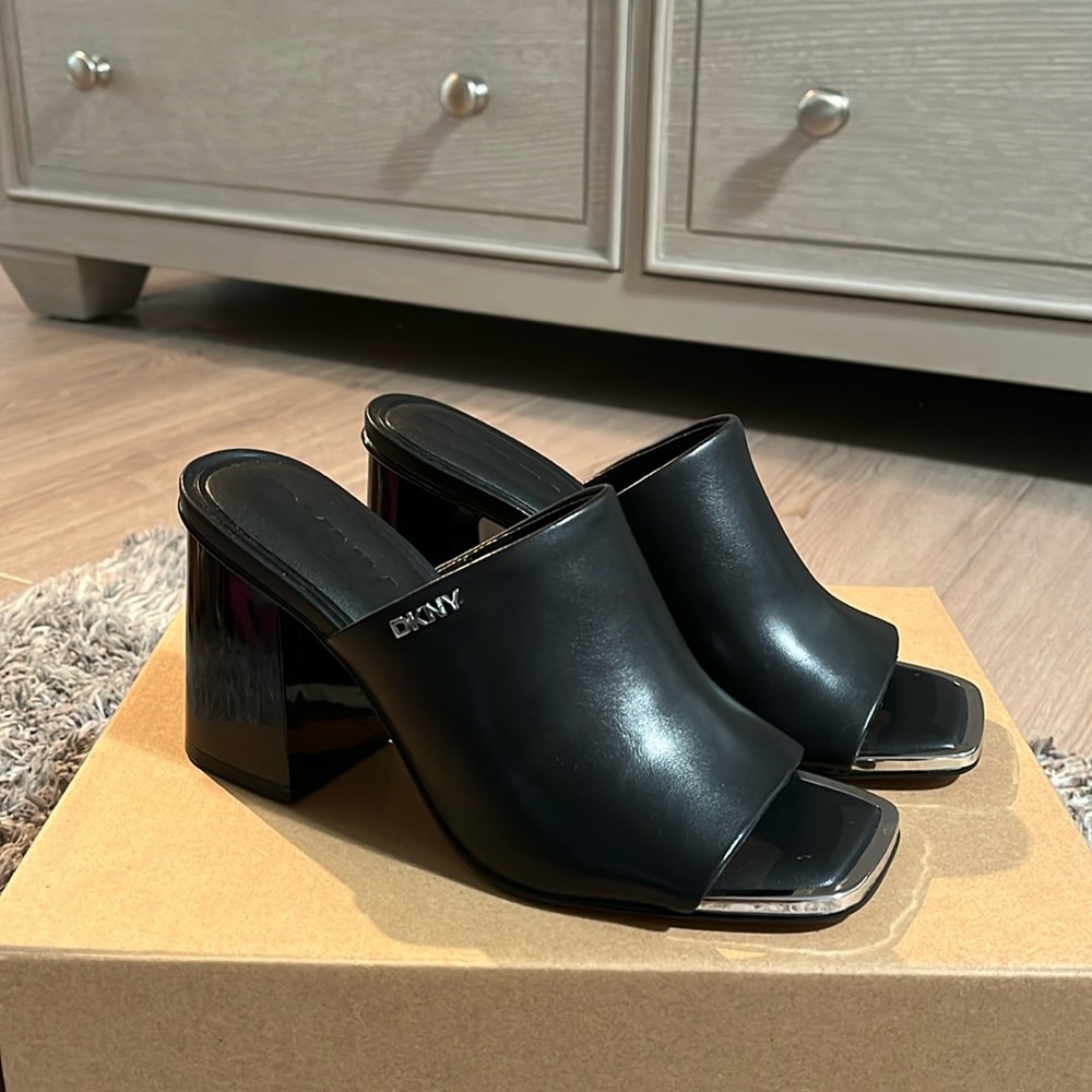 DKNY BLOCK HEEL SANDAL - NEW